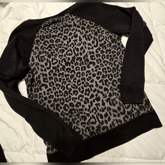 Women's Nike Pullover Sweatshirt Gray & Black Animal Print Size Small - Picture 2 of 6